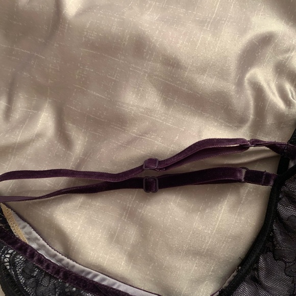 Fully lined black lace cami with thin velvet adjustable straps and Side zip - Picture 5 of 7